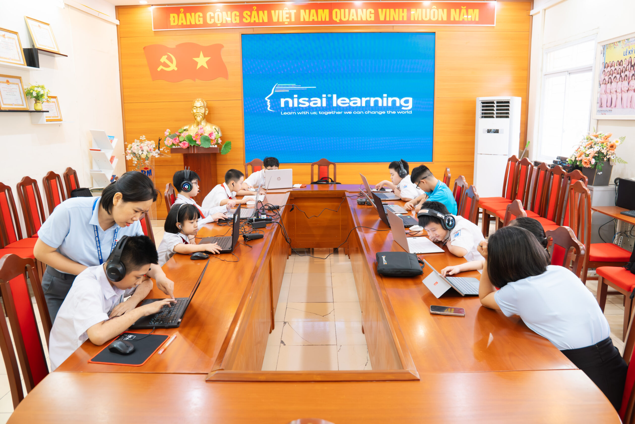 Nisai hoàn thành lớp học hòa nhập tại Tiểu học Bình Minh