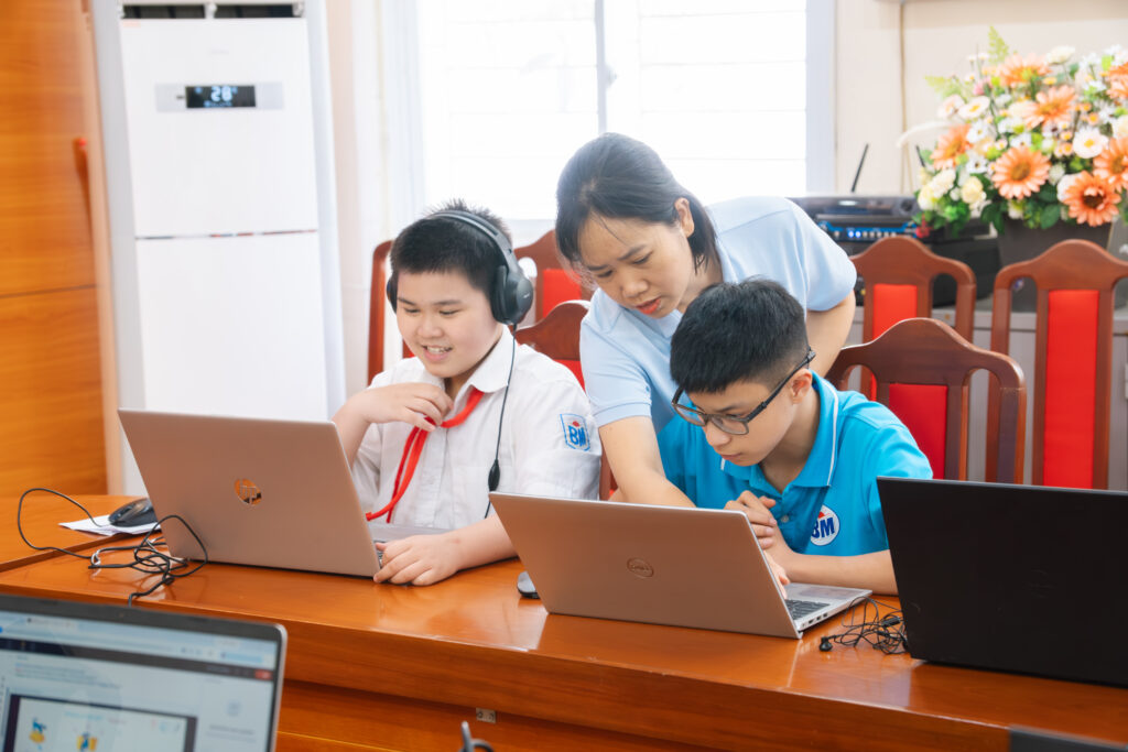Học sinh tham gia lớp học hòa nhập trực tuyến của Nisai tại Tiểu học Bình Minh